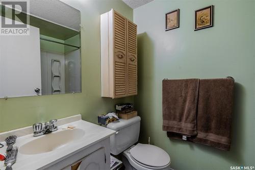 323 V Avenue S, Saskatoon, SK - Indoor Photo Showing Bathroom