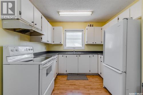 323 V Avenue S, Saskatoon, SK - Indoor Photo Showing Kitchen