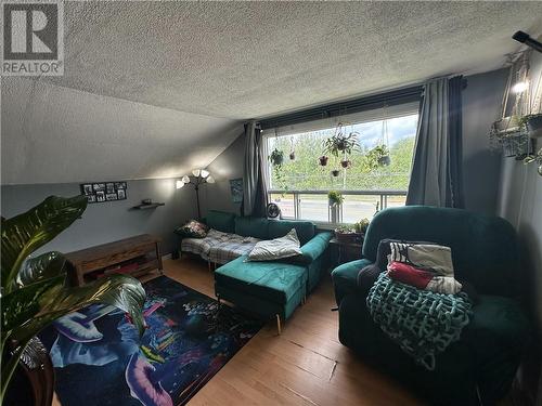 3432 Falconbridge Highway, Garson, ON - Indoor Photo Showing Living Room