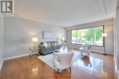 860 Guelph Street, Kitchener, ON - Indoor Photo Showing Living Room