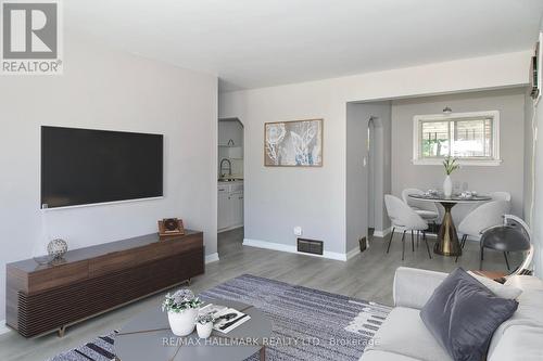 Main - 5245 Wyandotte Street E, Windsor, ON - Indoor Photo Showing Living Room