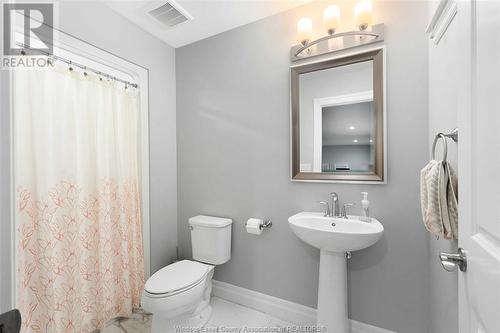 242 Meadowview Avenue, Amherstburg, ON - Indoor Photo Showing Bathroom