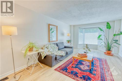 6119 Rivermill Crescent, Ottawa, ON - Indoor Photo Showing Living Room