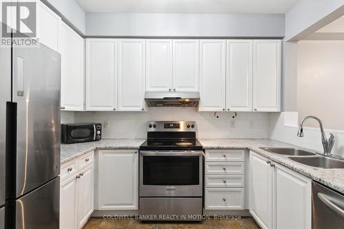 15 - 1015 Galesway Boulevard, Mississauga, ON - Indoor Photo Showing Kitchen With Double Sink