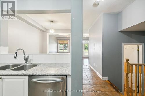 15 - 1015 Galesway Boulevard, Mississauga (East Credit), ON - Indoor Photo Showing Kitchen With Double Sink