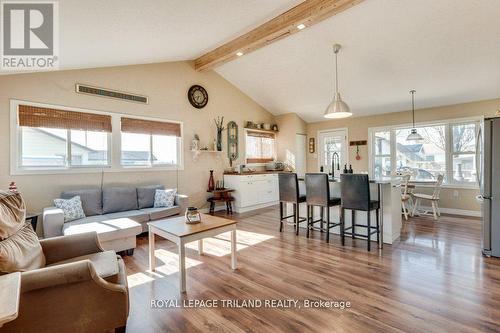 8443 Keith Street, Lambton Shores (Forest), ON - Indoor Photo Showing Living Room