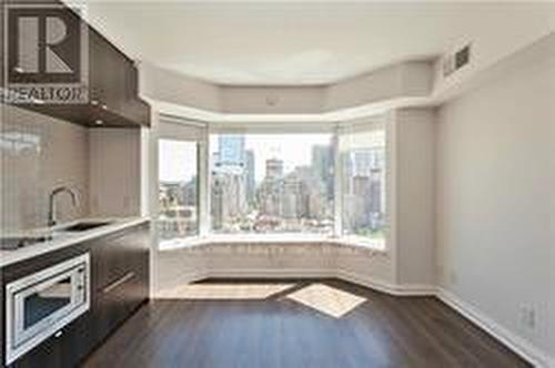 1906 - 155 Yorkville Avenue, Toronto (Annex), ON - Indoor Photo Showing Kitchen