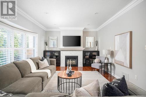 6 Gleave Court, Aurora, ON - Indoor Photo Showing Living Room With Fireplace