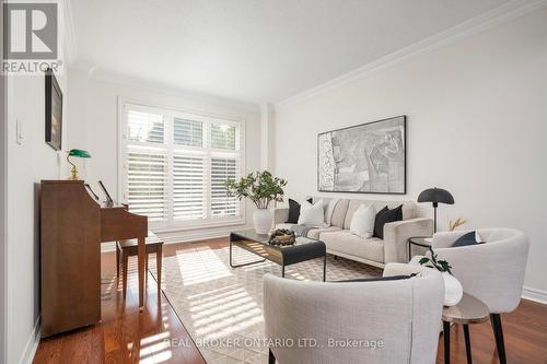 6 Gleave Court, Aurora, ON - Indoor Photo Showing Living Room