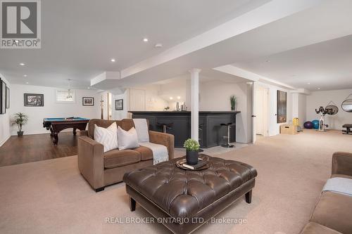 6 Gleave Court, Aurora, ON - Indoor Photo Showing Living Room