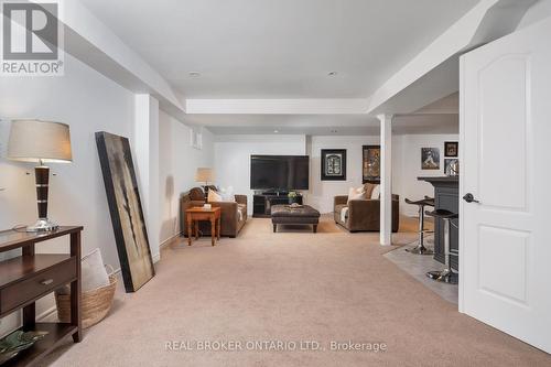 6 Gleave Court, Aurora, ON - Indoor