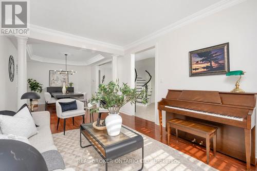 6 Gleave Court, Aurora, ON - Indoor Photo Showing Living Room