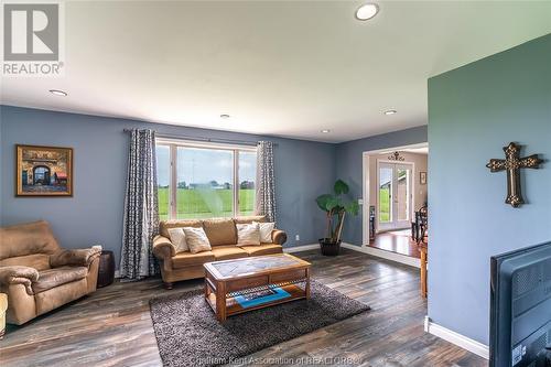 13561 Morris Road, Comber, ON - Indoor Photo Showing Living Room