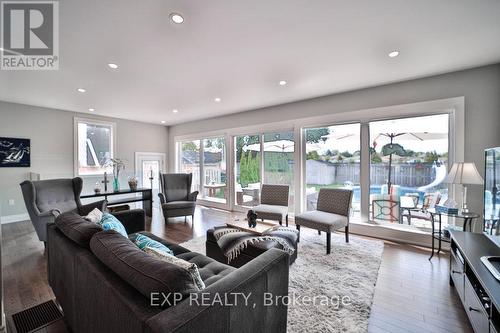 42 Tower Drive, Toronto (Wexford-Maryvale), ON - Indoor Photo Showing Living Room