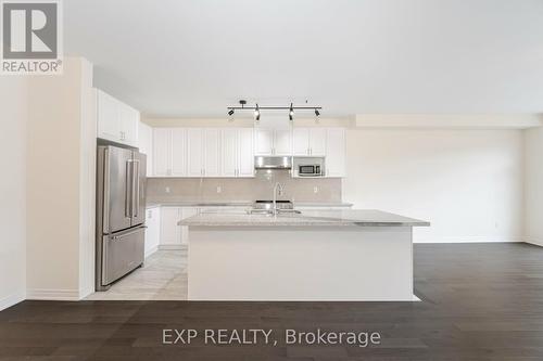 32 Richard Boyd Drive, East Gwillimbury (Holland Landing), ON - Indoor Photo Showing Kitchen With Upgraded Kitchen