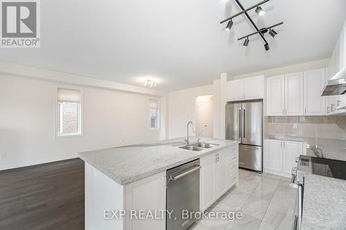 32 Richard Boyd Drive, East Gwillimbury (Holland Landing), ON - Indoor Photo Showing Kitchen With Double Sink With Upgraded Kitchen