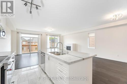 32 Richard Boyd Drive, East Gwillimbury (Holland Landing), ON - Indoor Photo Showing Kitchen With Double Sink With Upgraded Kitchen