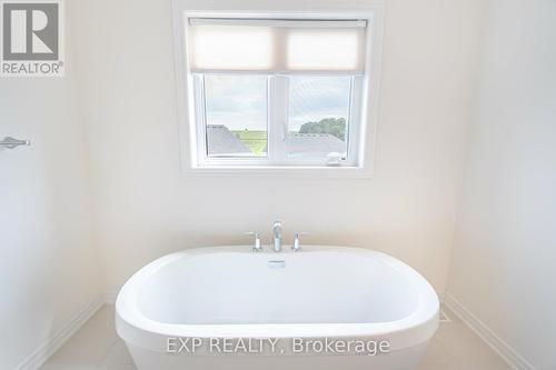 32 Richard Boyd Drive, East Gwillimbury, ON - Indoor Photo Showing Bathroom