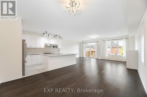 32 Richard Boyd Drive, East Gwillimbury (Holland Landing), ON - Indoor Photo Showing Kitchen