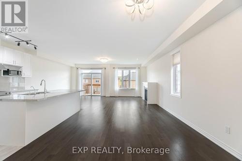 32 Richard Boyd Drive, East Gwillimbury, ON - Indoor Photo Showing Kitchen With Upgraded Kitchen