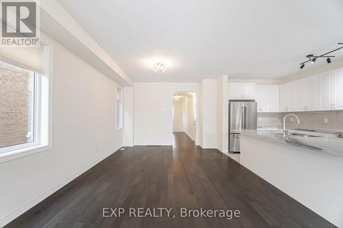 32 Richard Boyd Drive, East Gwillimbury (Holland Landing), ON - Indoor Photo Showing Kitchen