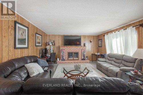 67 Hillsview Road, Bradford West Gwillimbury, ON - Indoor Photo Showing Living Room With Fireplace