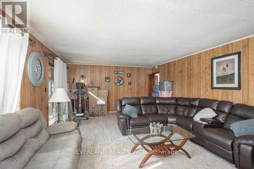 67 Hillsview Road, Bradford West Gwillimbury, ON - Indoor Photo Showing Living Room