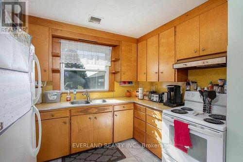 67 Hillsview Road, Bradford West Gwillimbury, ON - Indoor Photo Showing Kitchen With Double Sink