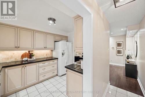 6043 Snowy Owl Crescent, Mississauga, ON - Indoor Photo Showing Kitchen