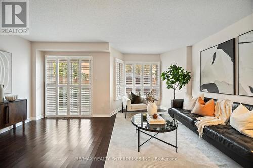 6043 Snowy Owl Crescent, Mississauga, ON - Indoor Photo Showing Living Room