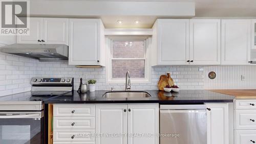 22 Lansbury Court, Vaughan (Crestwood-Springfarm-Yorkhill), ON - Indoor Photo Showing Kitchen