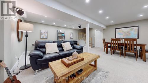 22 Lansbury Court, Vaughan (Crestwood-Springfarm-Yorkhill), ON - Indoor Photo Showing Living Room