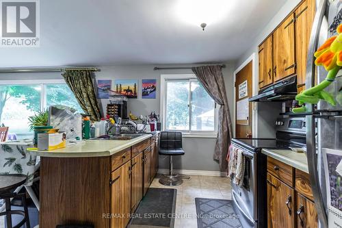 2532 Reid Side Road, Milton (Campbellville), ON - Indoor Photo Showing Kitchen With Double Sink