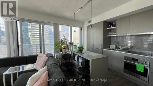 3302 - 100 Harbour Street, Toronto, ON - Indoor Photo Showing Kitchen