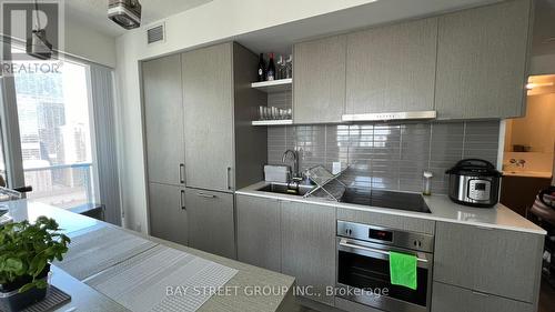 3302 - 100 Harbour Street, Toronto (Waterfront Communities), ON - Indoor Photo Showing Kitchen