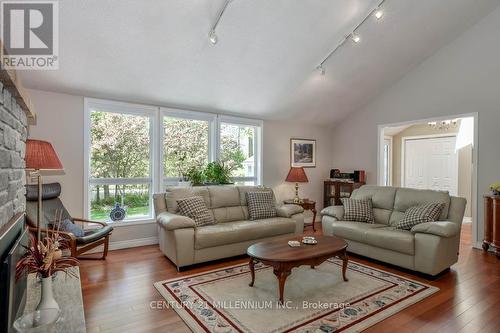 19007 Mountainview Road, Caledon, ON - Indoor Photo Showing Living Room