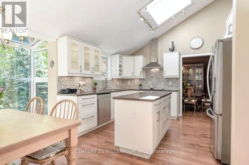 19007 Mountainview Road, Caledon, ON - Indoor Photo Showing Kitchen With Upgraded Kitchen