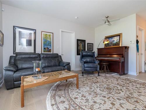 216-1375 Bear Mountain Pkwy, Langford, BC - Indoor Photo Showing Living Room