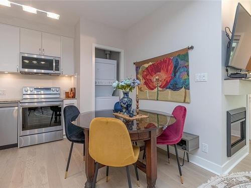 216-1375 Bear Mountain Pkwy, Langford, BC - Indoor Photo Showing Kitchen