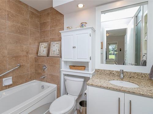 216-1375 Bear Mountain Pkwy, Langford, BC - Indoor Photo Showing Bathroom