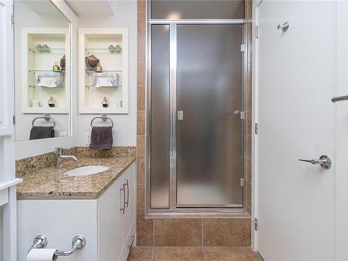 216-1375 Bear Mountain Pkwy, Langford, BC - Indoor Photo Showing Bathroom