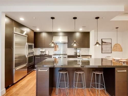 907-1400 Lynburne Pl, Langford, BC - Indoor Photo Showing Kitchen With Stainless Steel Kitchen With Upgraded Kitchen