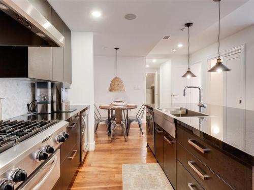 907-1400 Lynburne Pl, Langford, BC - Indoor Photo Showing Kitchen With Upgraded Kitchen