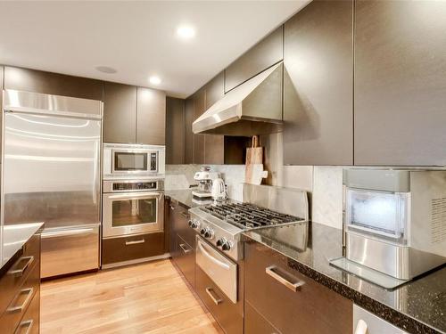 907-1400 Lynburne Pl, Langford, BC - Indoor Photo Showing Kitchen With Stainless Steel Kitchen With Upgraded Kitchen