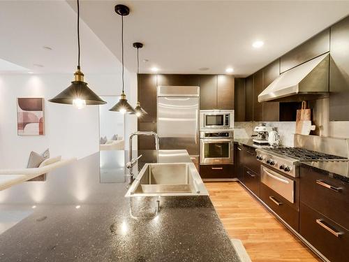 907-1400 Lynburne Pl, Langford, BC - Indoor Photo Showing Kitchen With Stainless Steel Kitchen With Double Sink With Upgraded Kitchen