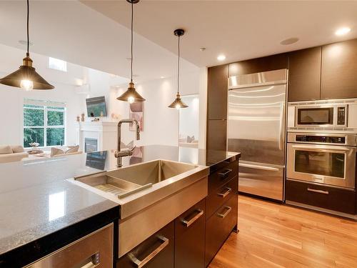 907-1400 Lynburne Pl, Langford, BC - Indoor Photo Showing Kitchen With Stainless Steel Kitchen With Upgraded Kitchen