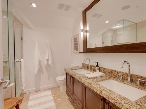 907-1400 Lynburne Pl, Langford, BC - Indoor Photo Showing Bathroom