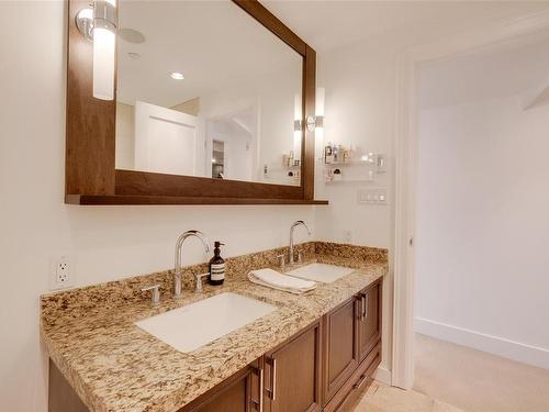 907-1400 Lynburne Pl, Langford, BC - Indoor Photo Showing Bathroom