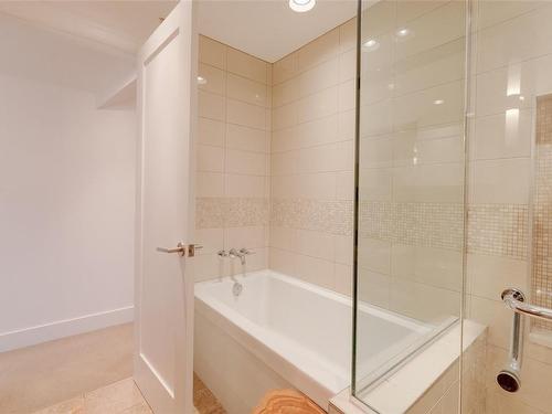 907-1400 Lynburne Pl, Langford, BC - Indoor Photo Showing Bathroom