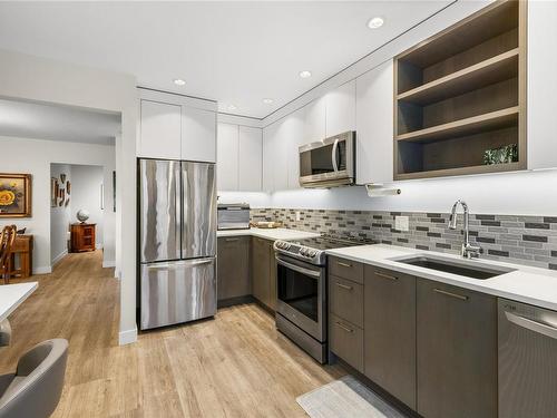 606-500 Stewart Ave, Nanaimo, BC - Indoor Photo Showing Kitchen With Upgraded Kitchen